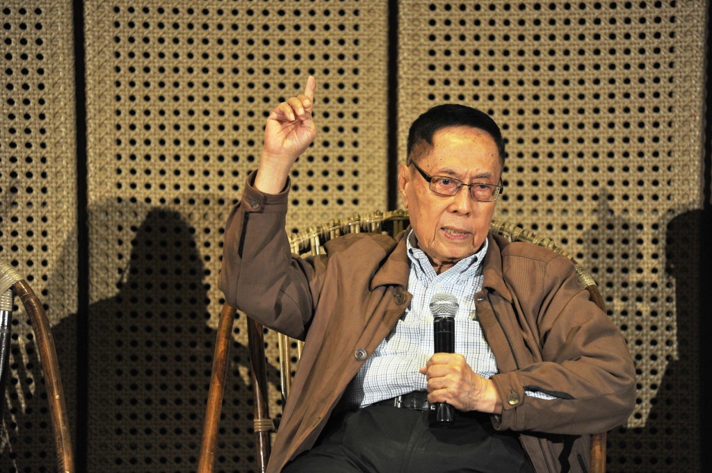 Sumber: https://trenzindonesia.com/edutainment/menjadi-manusia-dengan-sastra-dalam-catatan-budi-darma-bag-1/
