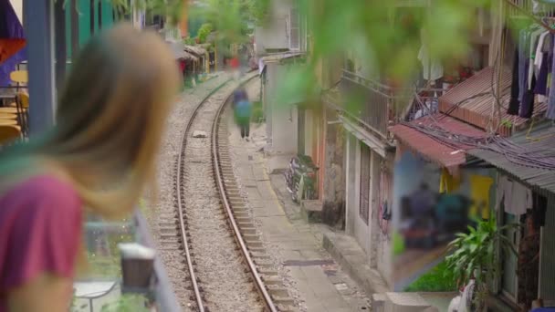 Sumber: https://id.depositphotos.com/stock-footage/kereta-api-vietnam.html