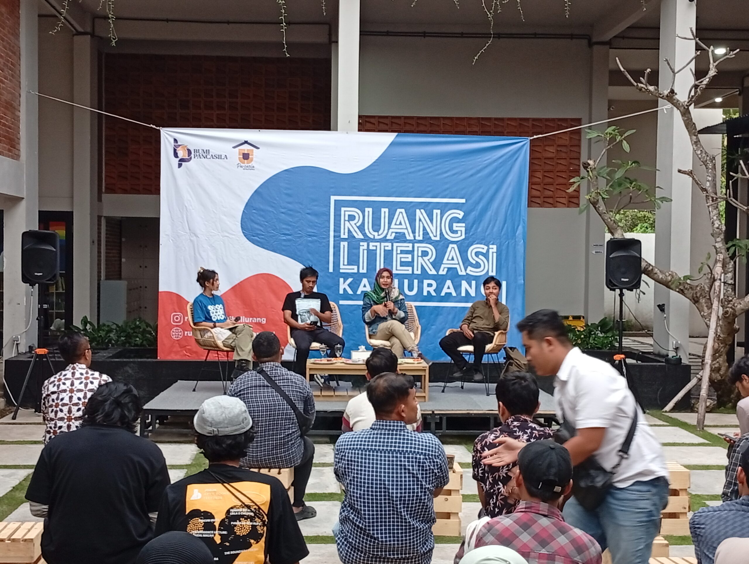 Perjamuan Pram dan Perempuan di Meja Warteg.