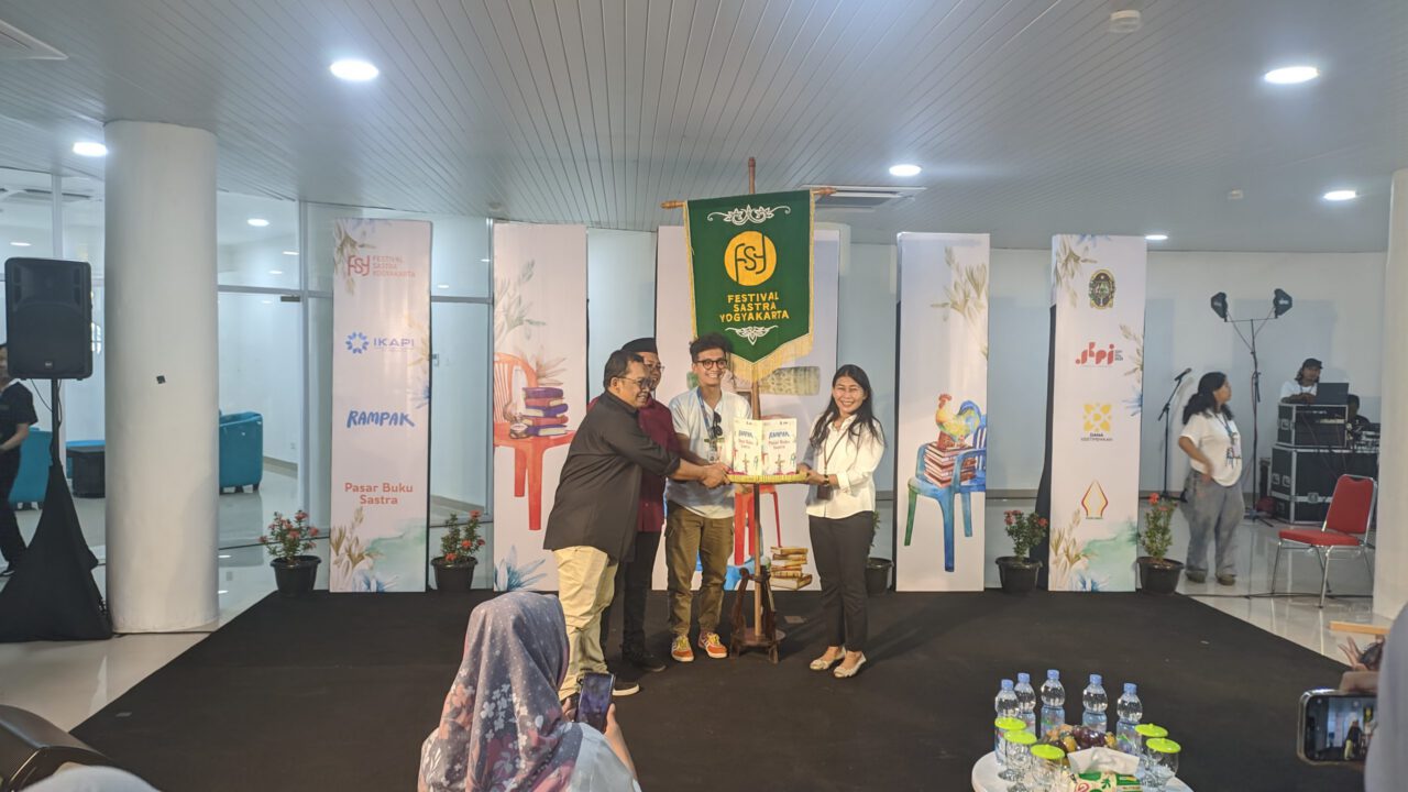 Gunungan Buku Memulai Festival Sastra Yogyakarta 2025