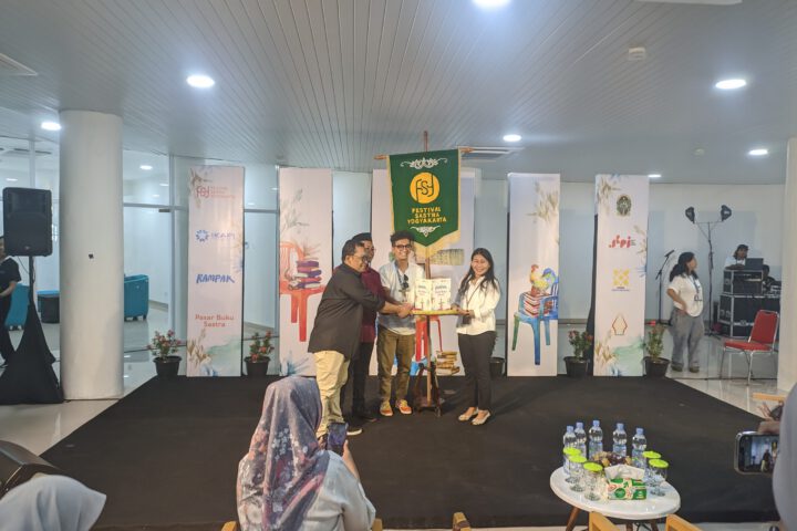 Gunungan Buku Memulai Festival Sastra Yogyakarta 2025