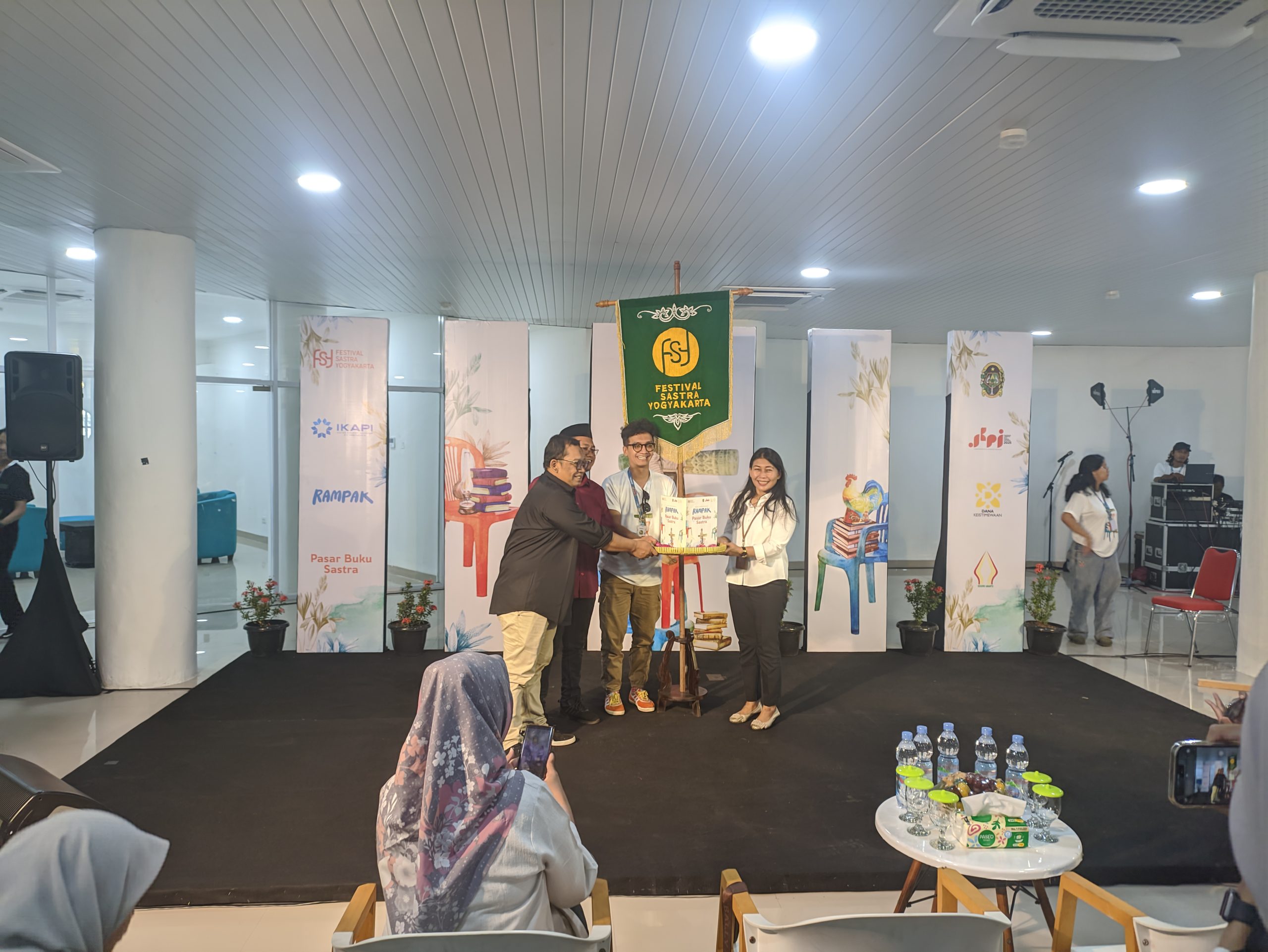 Gunungan Buku Memulai Festival Sastra Yogyakarta 2025