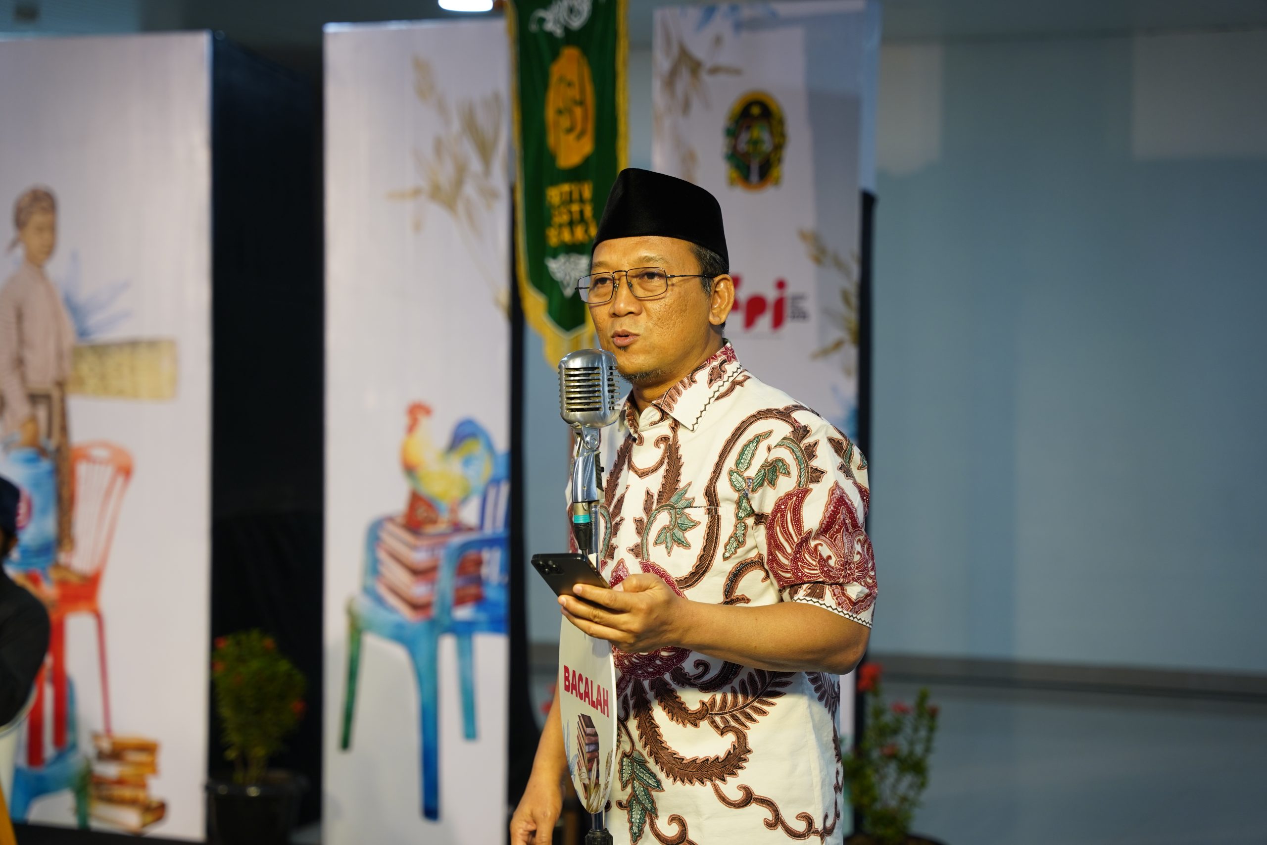 Gus Hlimy, pengasuh PP A-Munawir, Krapyak, Yogyakarta dan senator DPD DIY, membuka diskusi tentang sastra pesantren di Festival Sastra Yogyakarta 2025.