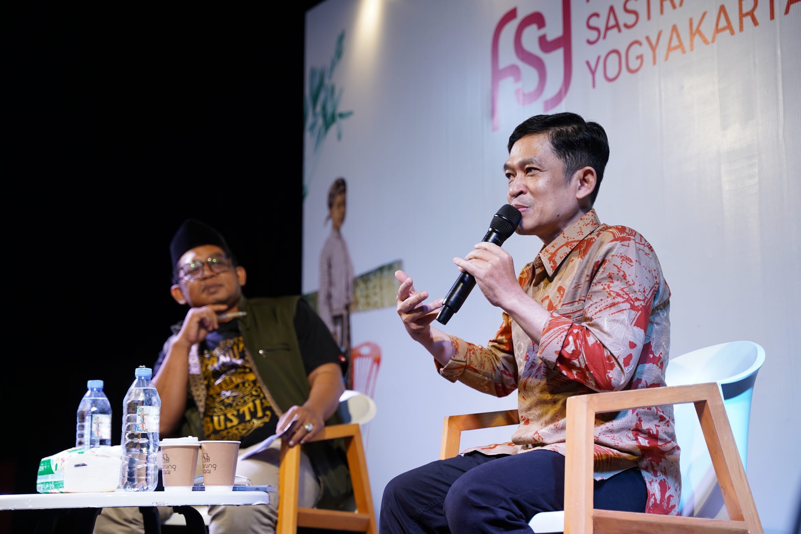 Robith Yusuf Efendi dan Fahruddin Faiz di Ngaji Filsafat, FSY 2025 (31/7/2025).