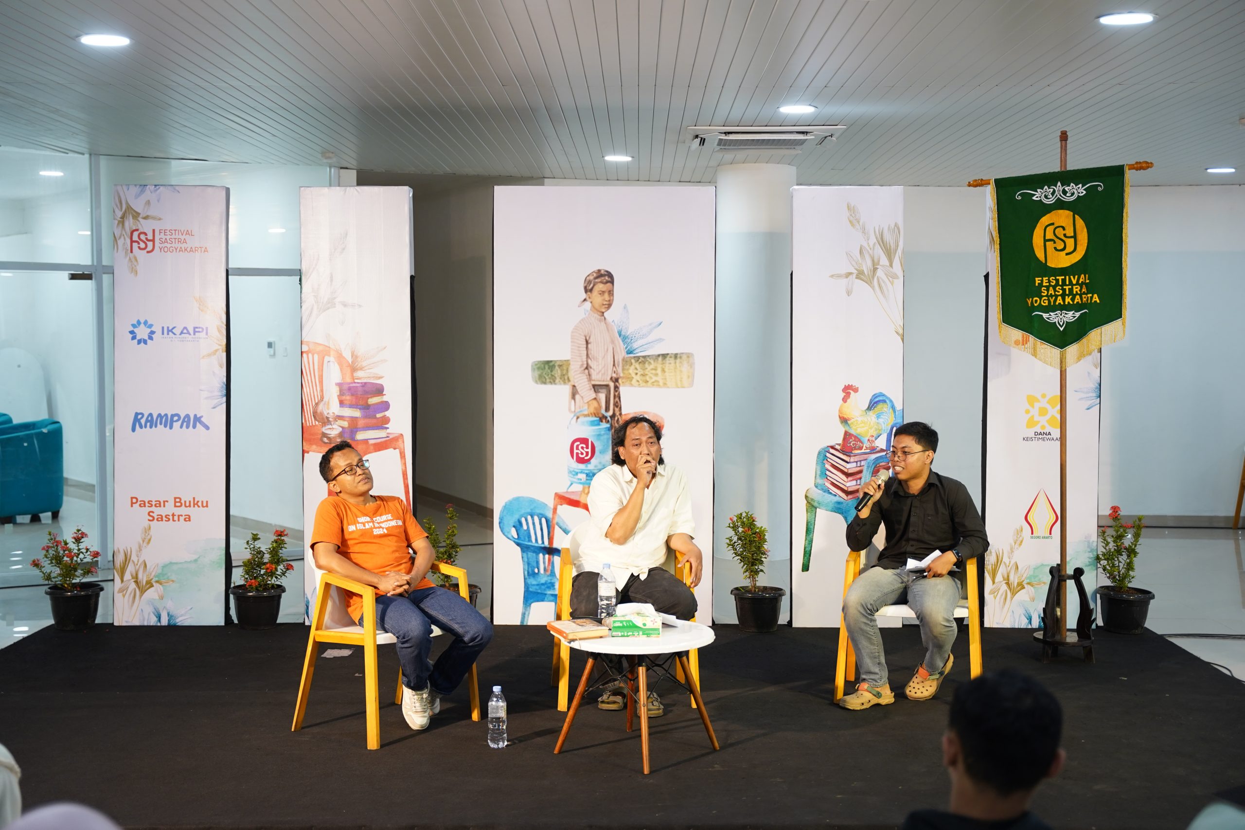 B.J. Sujibto, Aguk Irawan, dan Zsa Zsa Yusharyahya Permata.