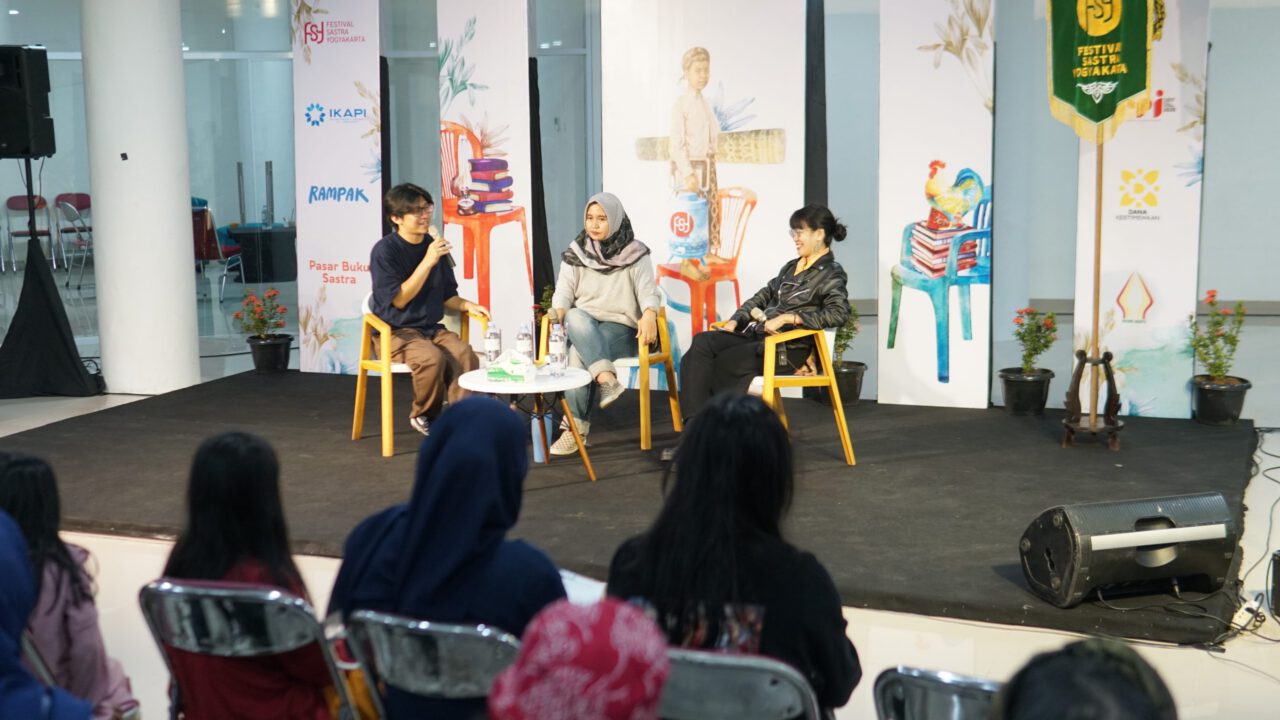 Diskusi "Dari Toko Buku Menajdi Komunitas" di Festival Sastra Yogyakarta 2025, 1/8/2025.