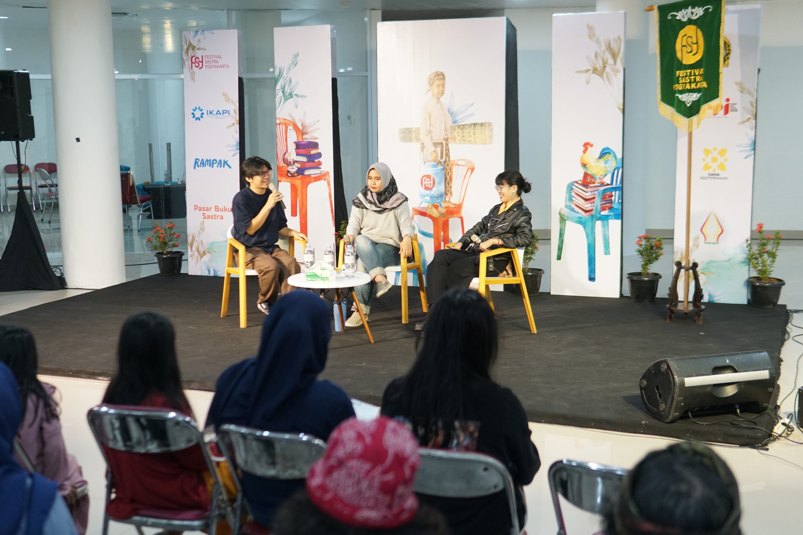 Diskusi "Dari Toko Buku Menajdi Komunitas" di Festival Sastra Yogyakarta 2025, 1/8/2025.