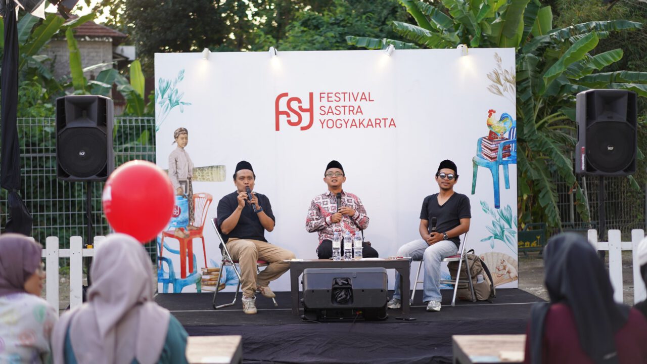 Hendra Himawan, Fairuzul Mumtaz, dan Latief S. Nugraha di depan Grha Budaya, Taman Budaya Embung Giwangan (2/8/2025).
