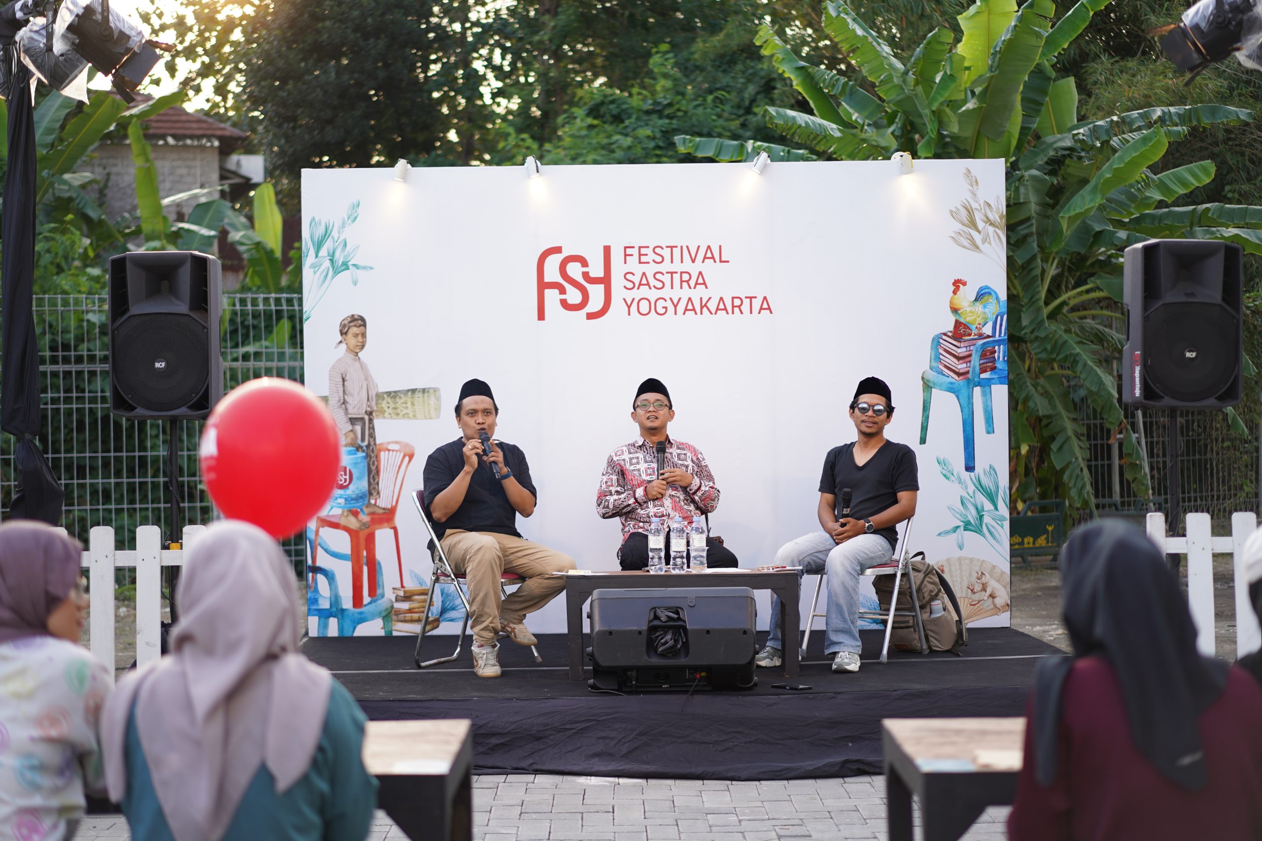 Hendra Himawan, Fairuzul Mumtaz, dan Latief S. Nugraha di depan Grha Budaya, Taman Budaya Embung Giwangan (2/8/2025).