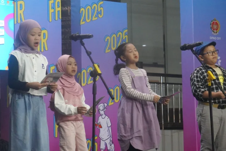 Bagaimana Mengalami Puisi dan Pertanyaan Lain yang Mesti Dijawab Sendiri
