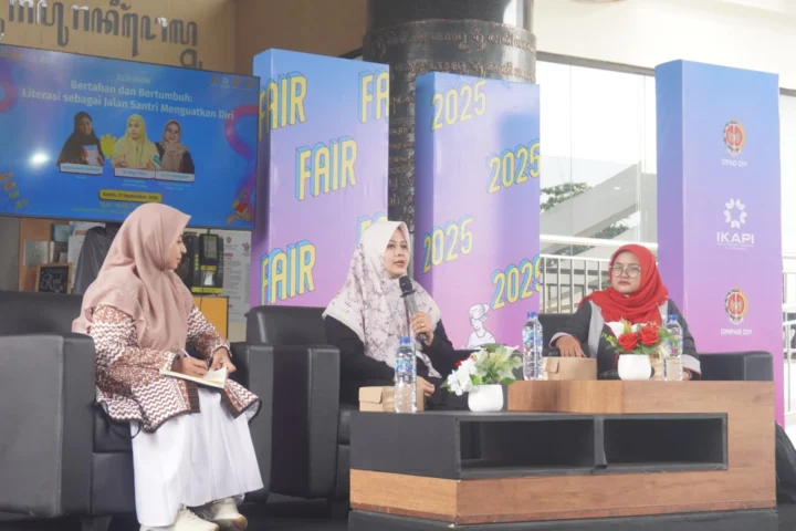 Di udara yang belum seberapa terik proses pun mulai. Seorang laki-laki melangkah pelan dari tempat parkir motor Grhatama Pustaka. Dari penampilannya orang tak akan salah menduga: sarung dan pecinya mengumumkan bahwa ia seorang santri. Pukul sepuluh pagi pada hari itu (Kamis, 11/92025), kursi-kursi yang dinaungi tenda besar telah semuanya ditempati. Santri laki-laki itu menoleh ke sana kemari. Tempat yang tersisa untuknya tinggal petak-petak kecil di sekitar bambu hias. Ia membenahi pecinya dan berdiri di sana. Gelar wicara–padanan apik untuk talk show–di panggung acara hari itu akan membahas hubungan antara santri dan literasi. Panggung itu sendiri pada hari-hari biasa adalah teras Grhatama Pustaka atau Balai Layanan Perpustakaan Dinas Perpustakaan dan Arsip Daerah DIY. *** Moderator Muyassarotul Hafidzoh memperkenalkan dua narasumber, yaitu Maya Fitria dan Sri Widayanti. Keduanya adalah dosen. Bu Maya mengajar di Departemen Psikologi UIN Sunan Kalijaga Yogyakarta dan mengasuh Pondok Pesantren Krapyak, sementara Bu Widi di STPMD APMD DIY. Moderator memulai dengan mengajukan pertanyaan tentang cara memunculkan potensi santri, juga cara menggairahkan literasi di pesantren agar santri mampu mengembangkan potensi itu dan meningkatkan kepercayaan diri. Bu Maya menanggapi dengan menceritakan program sorogan buku di pesantren yang diampunya. Program ini mengadopsi metode belajar di pesantren yang berupa sorogan kitab. Sorogan kitab adalah proses membaca kitab kuning atau kitab turot di depan seorang guru yang disertai penyampaian makna. Santri dipersilakan memilih buku apa yang akan dibaca dan kemudian menyampaikan interpretasinya kepada guru. Bu Maya juga mencermati kondisi masyarakat terkini. Ia menyebut generasi saat ini sebagai scrolling generation. Scrolling generation ini cukup mengkhawatirkan. Sebab, aktivitas scrolling adalah aktivitas yang melulu menerima informasi, tetapi tidak melakukan komunikasi. Akibatnya, seseorang akan sulit mengendalikan emosi ketika berhadapan dengan orang lain atau kenyataan. Selain itu, aktivitas scrolling yang dilakukan terus-menerus akan menghilangkan kepekaan. Padahal, kepekaan terhadap diri sendiri dan kepekaan terhadap orang lain adalah tahap awal dari kesehatan mental. Solusi untuk masalah tersebut, menurut Bu Maya, adalah delay scrolling. Delay scrolling bisa berupa aktivitas membaca buku maupun aktivitas mengobrol. Dengan membaca, seseorang bisa memiliki kemampuan rasio, perencanaan, dan berpikir kritis. Dari keterangan Bu Maya, moderator menyimpulkan bahwa pikiran kita harus dirawat agar tidak dikuasai oleh emosi. Sebab, emosi hanya akan membuat daya nalar tidak berfungsi sehingga kesehatan mental terganggu dan kepercayaan diri bisa lenyap. Bu Widi membuka pembicaraan dengan membedah arti literasi. Menurutnya, literasi pada awalnya memang berarti huruf, tetapi kemudian dimaknai sebagai membaca dan menulis. Kedua kegiatan itu membutuhkan kemampuan memaknai yang dalam dunia santri diasah melalui ngaji sorogan. Selain itu, dibutuhkan pula kemampuan kritis yang di kalangan santri dilakukan melalui kegiatan bahtsul masail yang dikaitkan dengan aktivitas dialektika. Membaca dan menulis bukan hanya berkaitan dengan melek huruf, tetapi juga melek konteks sehingga keduanya dapat berdialektika agar hasil pemaknaan tidak sempit. Bu Widi melanjutkan dengan menjelaskan empat aspek belajar, yaitu nilai, nalar, moral, dan norma. Nilai adalah sesuatu yang abstrak dan diyakini kebenaranya. Misalnya nilai kemanusiaan. Membaca dan menulis akan memperlihatkan kecenderungan (keberpihakan) individu pada nilai tertentu. Nalar adalah logika atau cara berpikir. Ketika seseorang sudah meyakini kebenaran dari nilai kemanusiaan, logikanya akan bekerja. Setiap produk tulisan dan analisis bacaannya akan ditujukan pada nilai tersebut. Moral adalah sebagai kebenaran yang menjadi modal refleksi diri, sementara norma adalah hukum yang akan menjadi landasan untuk bagaimana seseorang bersikap atau bertindak. Nilai dan nalar membentuk cara berpikir dan moral dan norma membentuk cara bertindak. Dengan demikian, literasi bukan hanya melulu tentang membaca dan menulis untuk memproduksi pengetahuan atau sekadar aktivitas intelektual. Literasi juga merupakan aktivitas spiritual dan moral yang bisa dipertanggungjawabkan secara hukum, baik di dunia maupun di akhirat. Bu Widi menyimpulkan paparannya dengan menyatakan bahwa literasi santri dalam tradisi pesantren membentuk cara berpikir, cara bertindak, keberanian untuk kritis, dan berani berjuang bagi kemanusiaan. Teori dari kitab-kitab klasik sangat relevan untuk dimaknai sesuai kondisi terkini. Maka, dialektika dengan realitas bakal membentuk pemahaman yang luas dan mendalam bagi santri dan membentuk positioning atau keberpihakan. Demikianlah literasi membentuk keberanian berpikir dan bersikap. Ini pula yang menjawab pertanyaan tentang bagaimana santri bisa lebih percaya diri ketika berbaur dengan masyarakat akademik. Karena, ilmu yang diajarkan di pesantren adalah ’ilmu amaliyah dan ‘amal yang ‘ilmiyah. *** Santri laki-laki itu telah mengikuti gelar wicara dengan setia. Ia tetap di depan panggung, terlindung di bawah teduhan bambu hias, hingga tiga pertanyaan dari peserta tuntas dijawab. Ia baru beranjak setelah moderator menutup acara secara resmi. Berbeda dari saat ia datang tadi, ini kali ayunan kakinya lebih cepat ketika ia melangkah ke tempat parkir. Matahari memang sudah tepat di atas kepala, sementara langit membiru tanpa awan.***