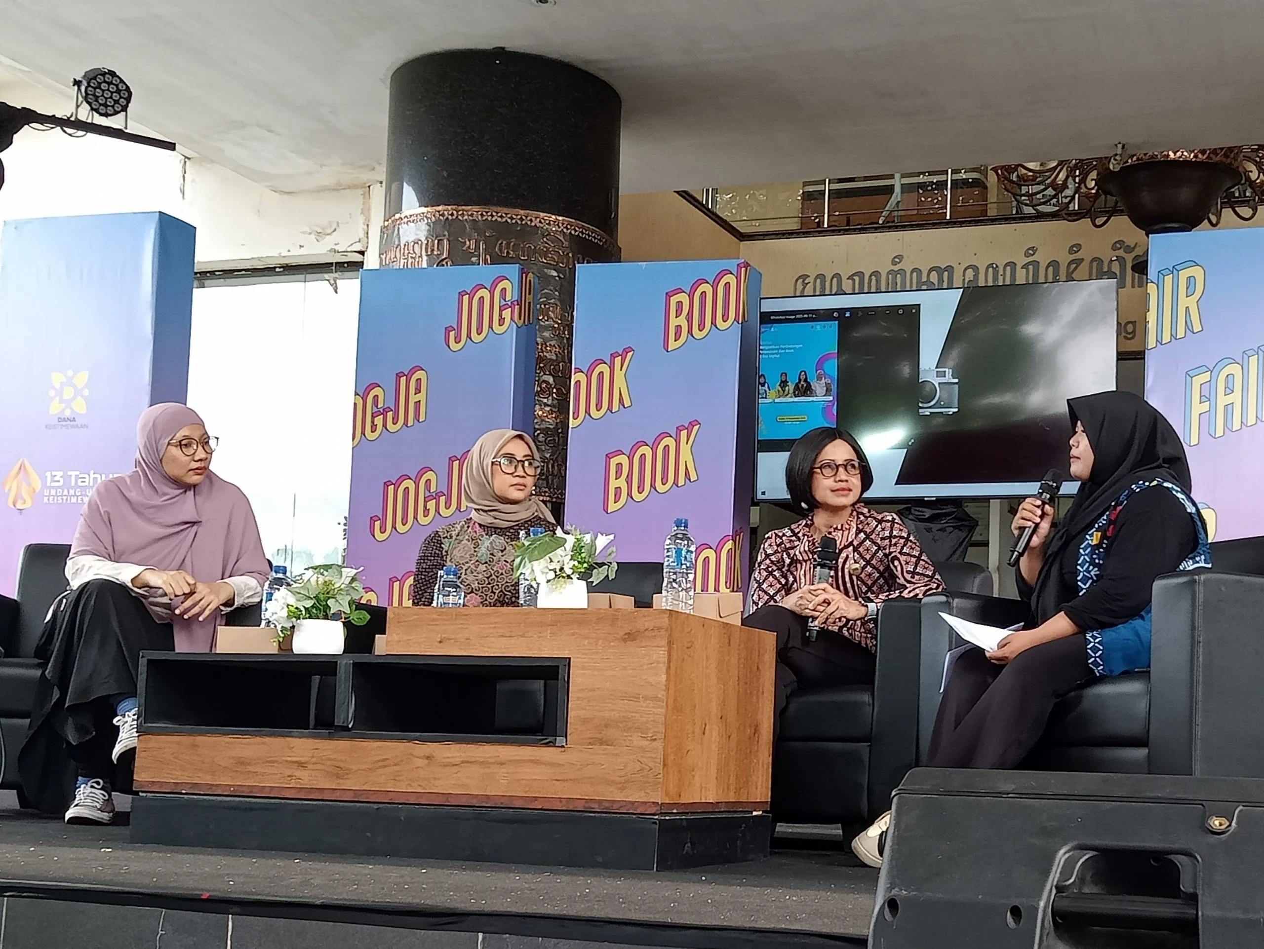 Mencari Jalan Terang untuk Anak di Tengah Keruhnya Realitas