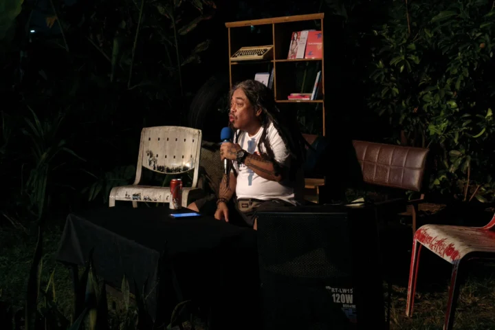 Mendekolonisasi Malam Minggu di JBS.