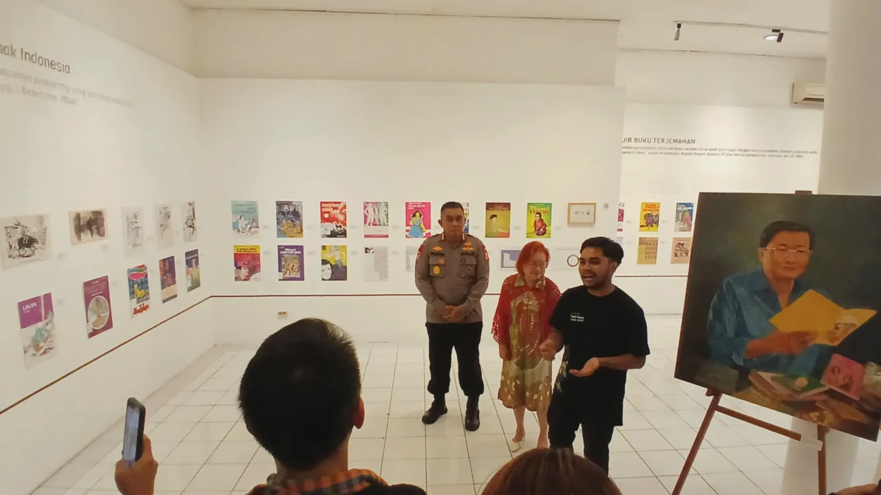 Hanputro memberikan penjelasan dalam pameran. Kredit: SukuSastra.com.