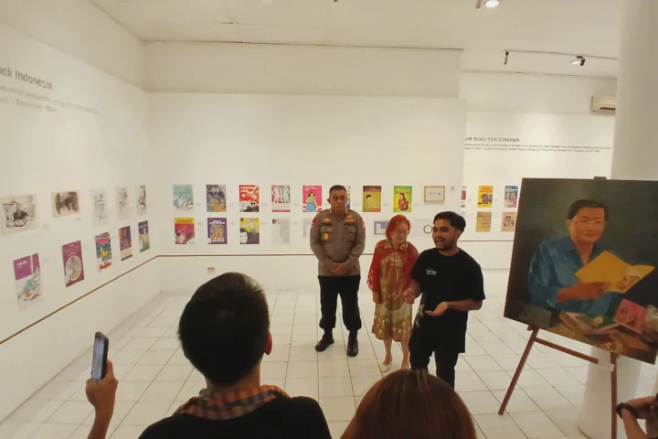 Hanputro memberikan penjelasan dalam pameran. Kredit: SukuSastra.com.