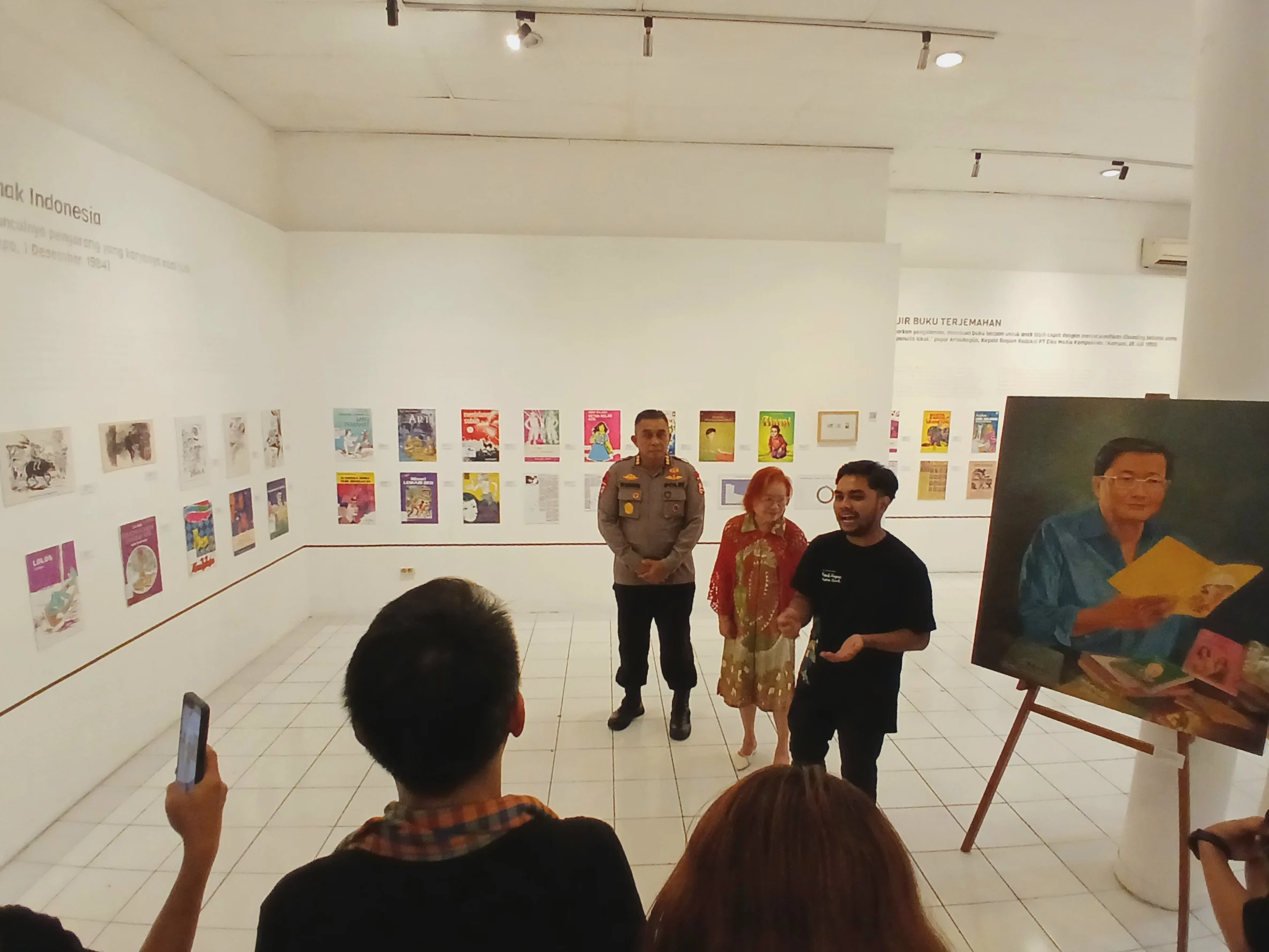 Hanputro memberikan penjelasan dalam pameran. Kredit: SukuSastra.com.