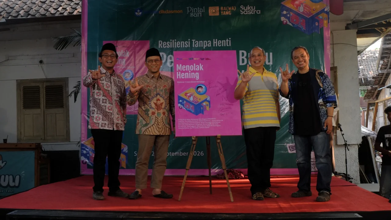 Catatan harian kegiatan peluncuran buku menolak hening suku sastra